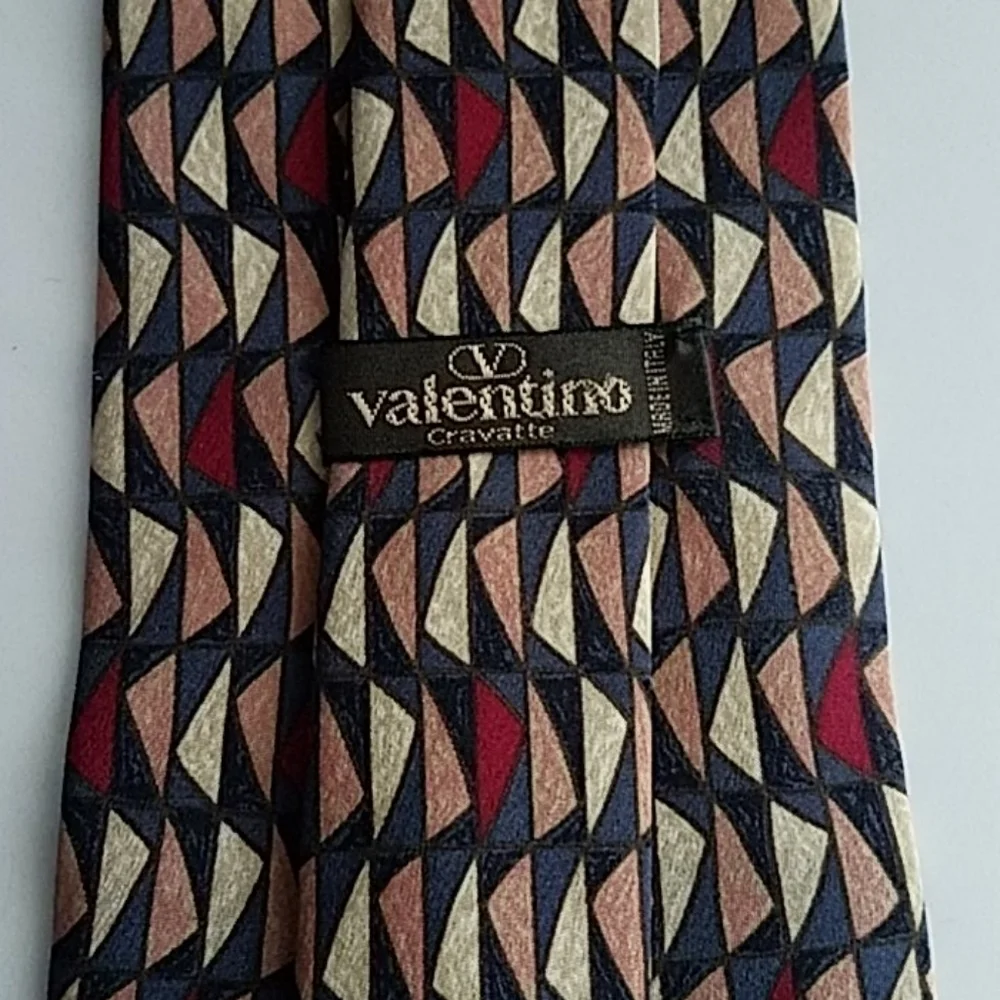 𝅺Valentino vintage designer's Italian red 100% silk men's necktie geometrical